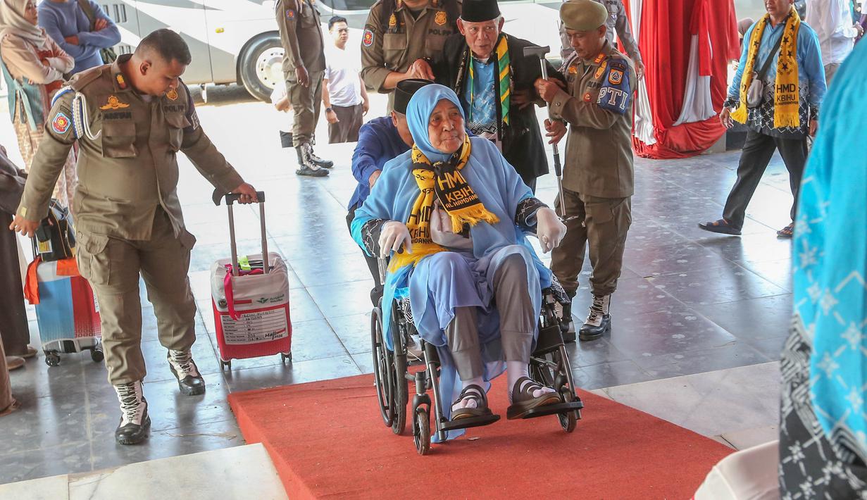 Para calon jemaah haji dijadwalkan diberangkatkan mulai 23 April hingga 20 Mei 2026, terbagi ke dalam 8 kloter. Tampak dalam foto, salah satu calon jemaah haji diantar menggunakan kursi roda saat bersiap mengikuti acara pelepasan di Aula Kantor Bupati, Kabupaten Bogor, Jawa Barat, Jumat (8/5/2026). (merdeka.com/Arie Basuki)