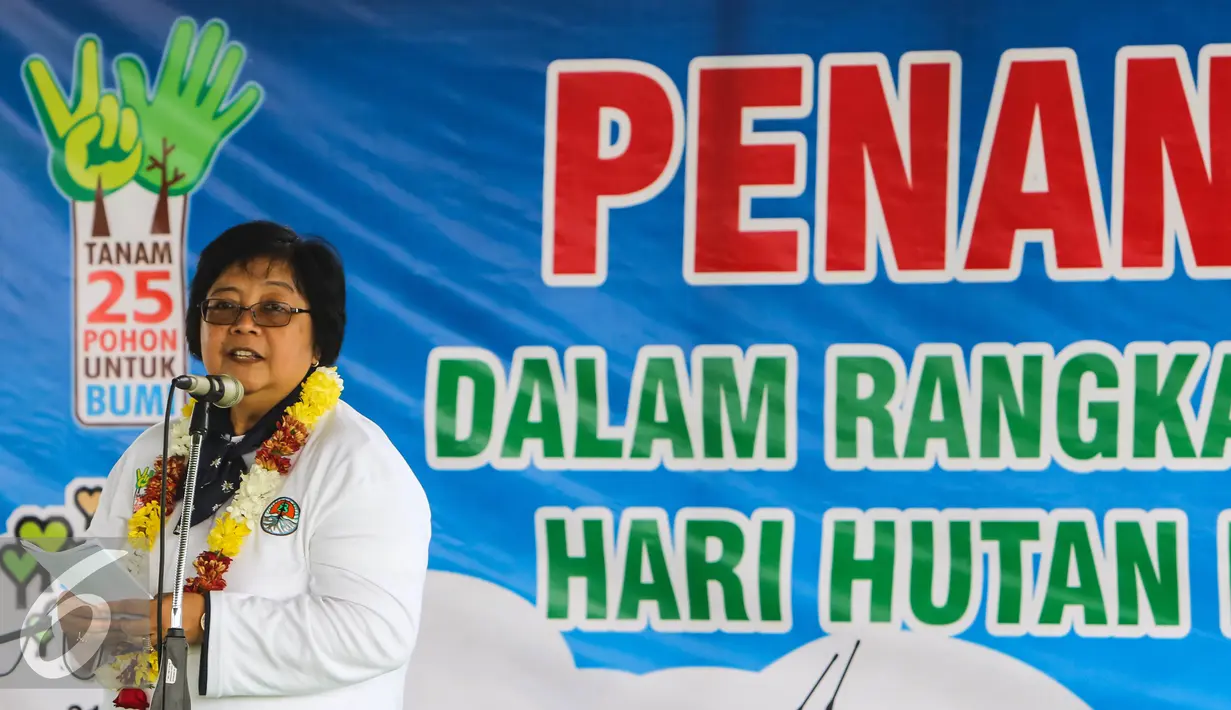 Menteri LHK, Siti Nurbaya memberikan sambutan pada kegiatan penanaman 300 pohon di Intercharge Subang KM. 109 Tol Cipali, Sabtu (19/3). Penanaman pohon di Tol Cipali telah dilakukan sejak November 2015. (Liputan6.com/Fery Pradolo)