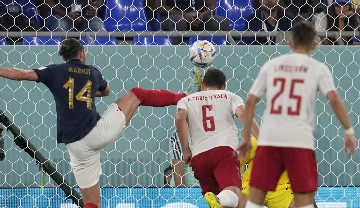 Denmark sempat membuat kedudukan menjadi 1-1 pada menit ke-68. Tandukan kepala Andreas Christensen membuat Prancis harus bekerja keras lagi untuk bisa memenangkan pertandingan. (AP Photo/Thanassis Stavrakis)