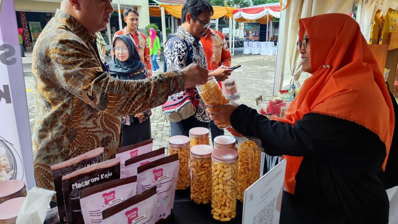 Usaha Kue Kering 'Bakulis' yang naik kelas karena pemberdayaan oleh BRI