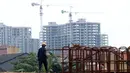 Pekerja menyelesaikan proyek Tol Depok - Antasari (Desari) di TB Simatupang, Jakarta, Rabu (11/8). Proyek ini telah mencapai tahap pengerjaan tiang pancang dengan girder atau balok beton sebagai dasar jalan tol melayang. (Liputan6.com/JohanTallo)