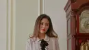 Valencia Tanoesoedibjo kerap tampil bergaya korean look mengenakan two piece tweed blazer warna pastel yang manis, kalem, dan elegan. [Instagram].