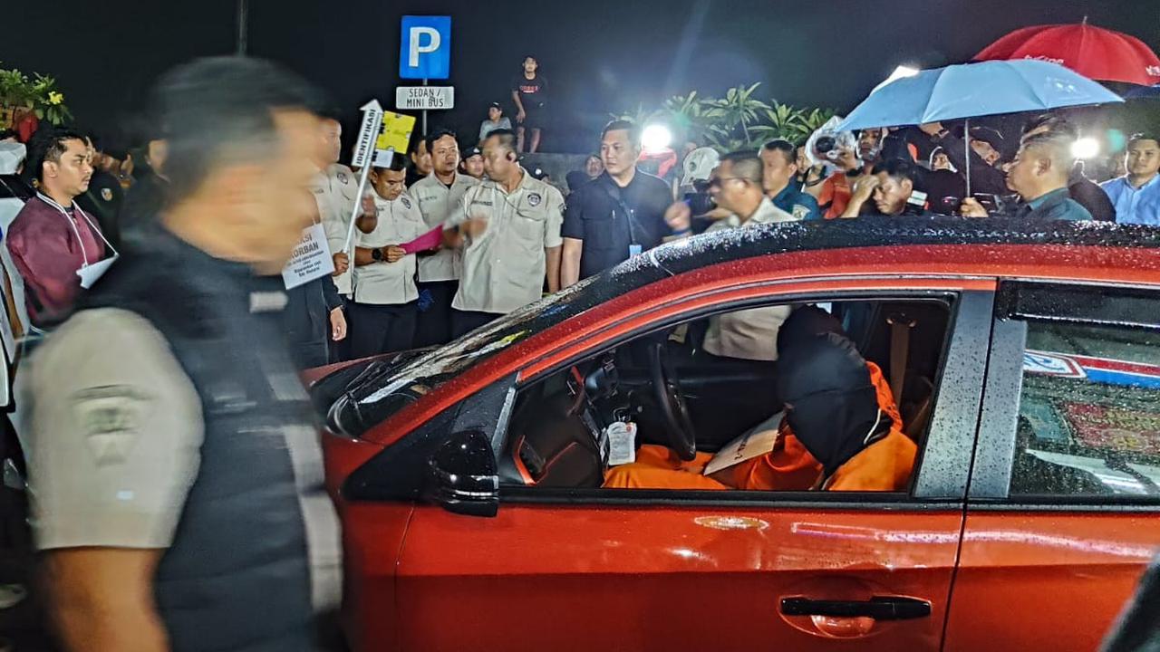rekonstruksi tiga tni penembak bos rental mobil di rest area tol tangerang
