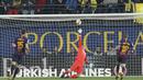 Kiper Barcelona, Marc-Andre ter Stegen, menghalau bola saat melawan Villarreal pada laga La Liga 2019 di Stadion Ceramica, Selasa (2/4). Kedua tim bermain imbang 4-4. (AP/Alberto Saiz)