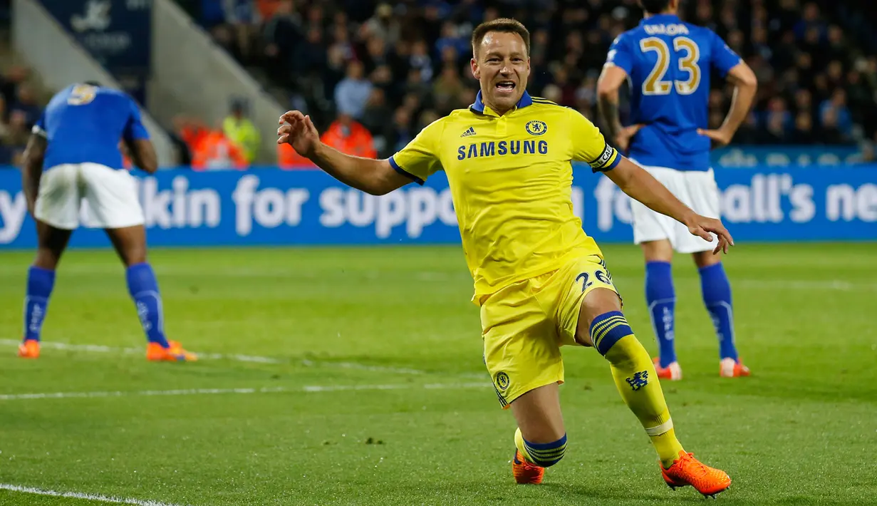 Bek Chelsea, John Terry merayakan selebrasi usai mencetak gol ke gawang Leicester City saat Laga Liga Premier Inggris di King Power Stadium, Kamis (30/4/2015). Chelsea menang 3-1 atas Leicester City.(Reuters/Carl Recine)