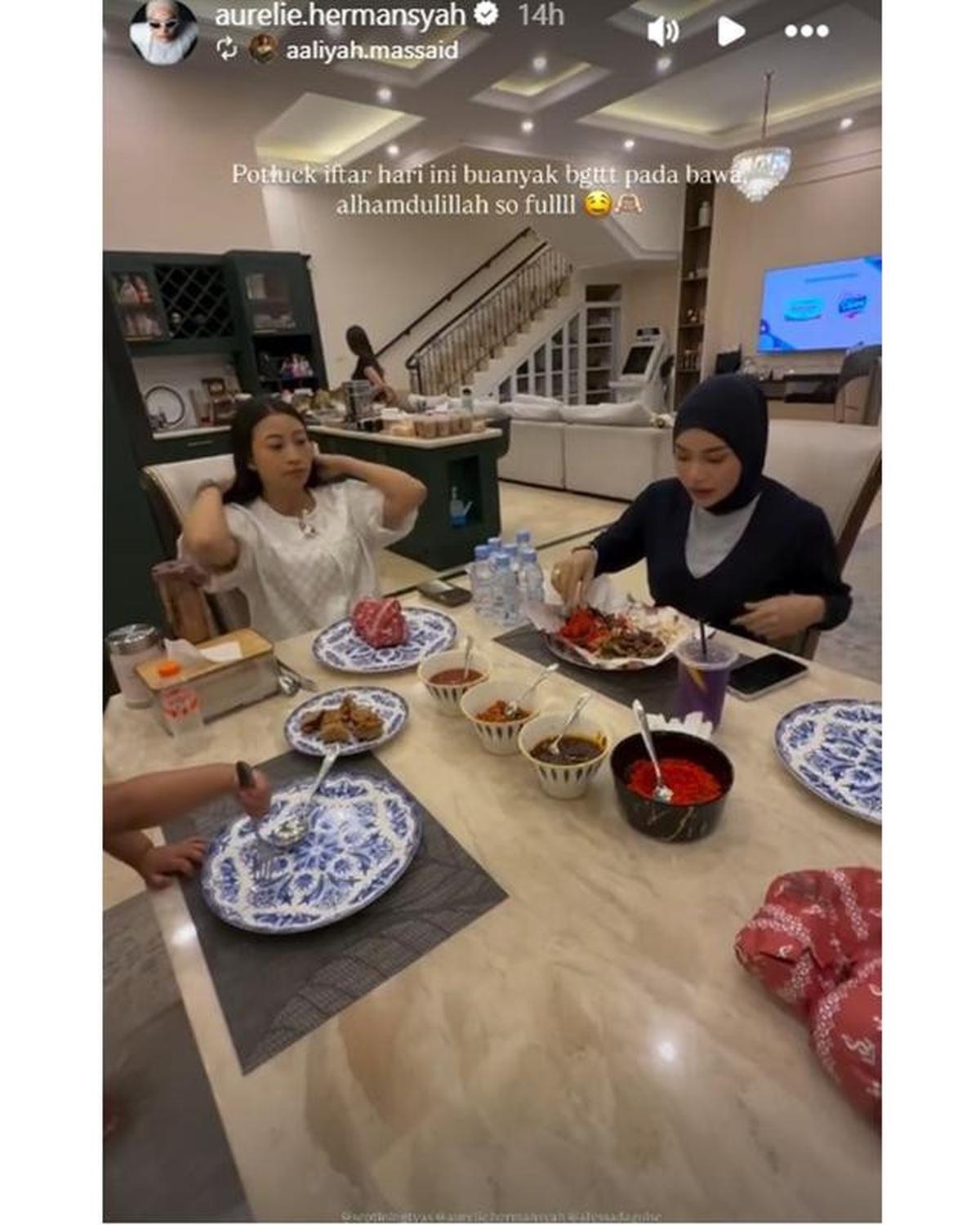 6 Potret Dapur dan Meja Makan di Rumah Aaliyah Massaid saat Bukber Geng Artis