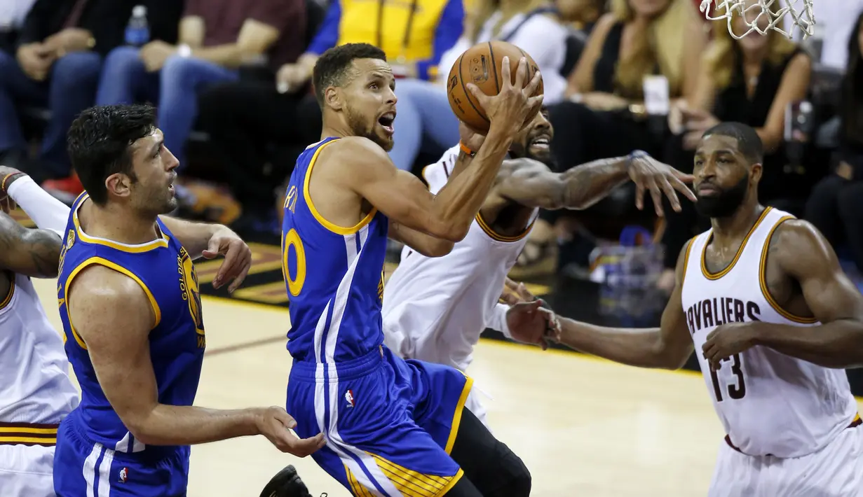 Aksi bintang Golden State Warriors, Stephen Curry (30) menerobos pertahanan Cleveland Cavaliers pada gim keempat Final NBA 2017 di Quicken Loans Arena, (9/6/2017).  (AP/Ron Schwane)
