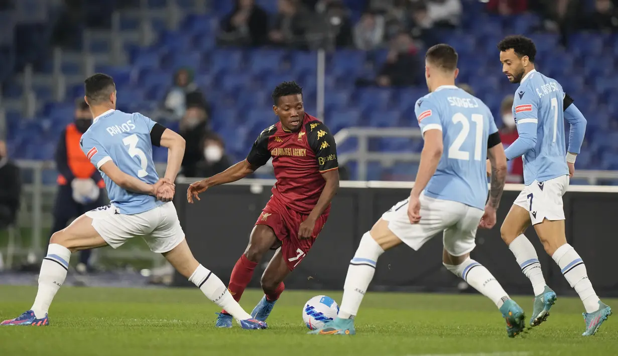 Penyerang Venezia, David Okereke berusaha melewati tiga pemain Lazio pada pertandingan Liga Serie A Italia di Stadion Olimpiade Roma, di Roma, Italia, Selasa (15/3/2022). Lazio menang tipis atas Venezia 1-0. (AP Photo/Andrew Medichini)