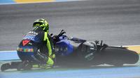 Valentino Rossi saat mengalami kecelakaan pada balapan di Sirkuit Le Mans, Prancis, Minggu (11/10/2020). (JEAN-FRANCOIS MONIER / AFP)