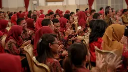 Tim  Nusantara Sehat I yang terdiri dari 143 tenaga kesehatan dari berbagai bidang terlihat antusias saat acara pelepasan di Istana Negara, Jakarta, Senin (4/5/2015). (Liputan6.com/Faizal Fanani)