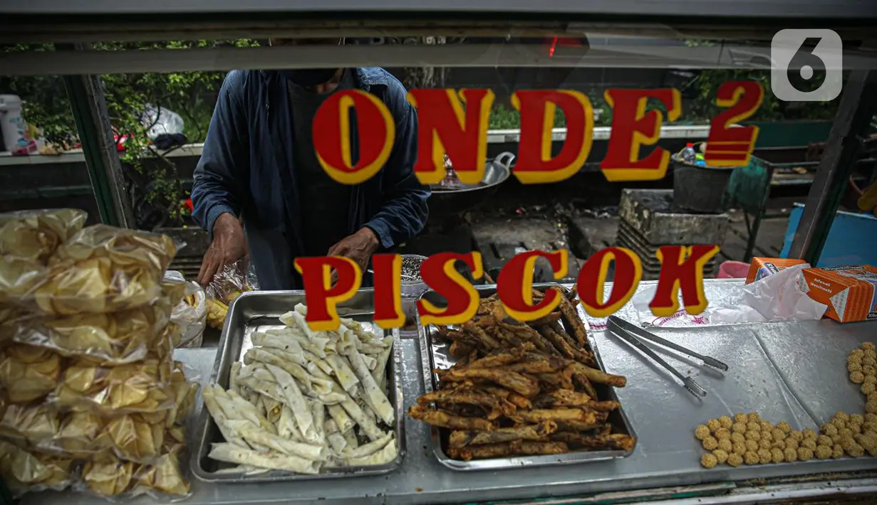 Pedagang menyiapkan dagangannya di Pasar Takjil Benhil, Jakarta, Selasa (13/4/2021). Pasar takjil yang ada setiap bulan Ramadhan tersebut dipadati warga untuk membeli makanan berbuka puasa. (Liputan6.com/Faizal Fanani)