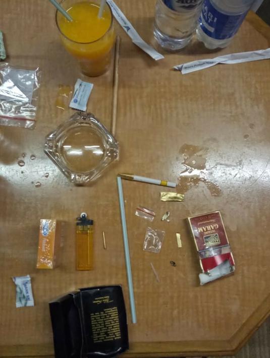 Barang bukti dari penangkapan politisi Partai Demokrat berinisial AA  di hotel kawasan Slipi, Jakarta, Senin (4/3). Penangkapan ini dilakukan tim Direktorat Tindak Pidana Narkoba Bareskrim Polri. (Liputan6.com/HO/Dit Narkoba Mabes Polri)