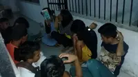 Tujuh siswa yang di antaranya remaja putri dibekuk saat ngelem di salah satu rumah di Desa Ulapato, Kecamatan Telaga Biru, Kabupaten Gorontalo. (Liputan6.com/Arfandi Ibrahim)