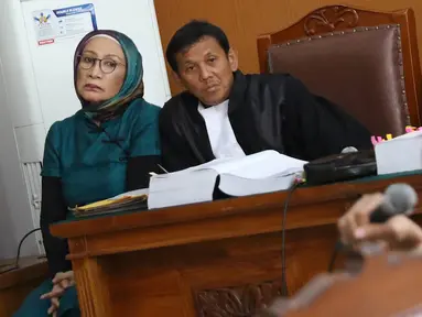 Terdakwa kasus dugaan penyebaran berita bohong atau hoaks Ratna Sarumpaet mendengarkan kesaksian saat sidang lanjutan di PN Jakarta Selatan, Selasa (9/4). Sidang dengan agenda mendengarkan keterangan empat orang saksi, salah satunya yaitu Presiden KSPI, Said Iqbal. (Liputan6.com/Immanuel Antonius)