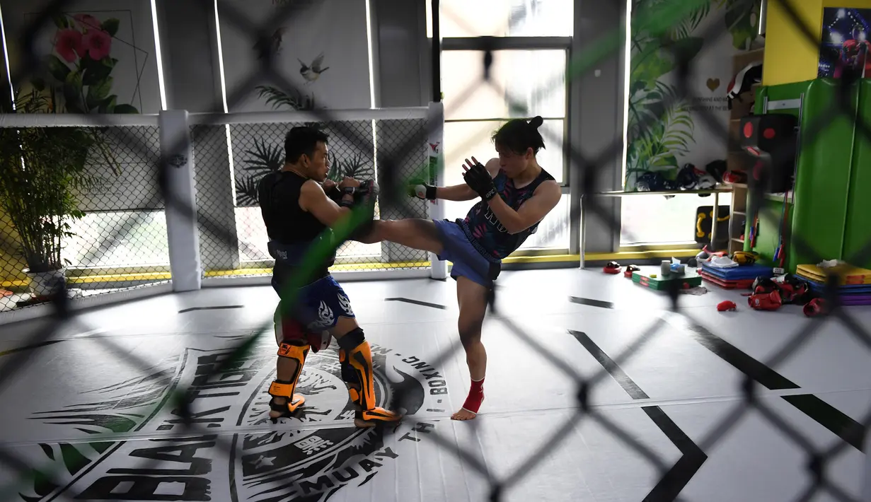 Petarung MMA China Zhang Weili bertarung selama sesi pelatihan di gym di Beijing (7/8/2019). Zhang bisa menjadi juara dunia UFC pertama asal China jika dapat mengalahkan pemegang gelar Jessica Andrade dari Brasil dalam pertarungan kelas berat mereka pada 31 Agustus 2019. (AFP Photo/Greg Baker)