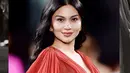 Mari flashback sebentar ke momen Ariel Tatum presentasikan kecantikan perempuan Indonesia di panggung Le Defile L'Oreal Paris. Ia mengenakan gaun merah super memukau rancangan Elie Saab. [Foto: Instagram/arieltatum]