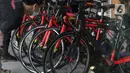 Pewarta memperhatikan sepeda jenis Road Bike di Gedung KPK, Jakarta, Jumat (19/3/2021). KPK menerima 13 unit sepeda dari pihak yang mewakili tersangka suap perizinan pengelolaan komoditas perairan tahun 2020, Syafri, Staf Khusus mantan Menteri KKP, Edhy Prabowo. (Liputan6.com/Helmi Fithriansyah)