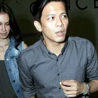 Setelah kembali kerja dan liburan dari Amerika, Ariel NOAH mengklarifikasikan kabar tentang  pernikahan siri antara Ariel Noah dan Sophia Mueller. 