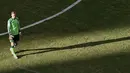 Penjaga gawang Jerman, Manuel Neuer, meninggalkan Stadion Castelao, Fortaleza, Brasil, (22/6/2014) usai berlaga melawan Ghana di penyisihan Piala Dunia 2014 Grup G. (REUTERS/Francois Xavier Marit)