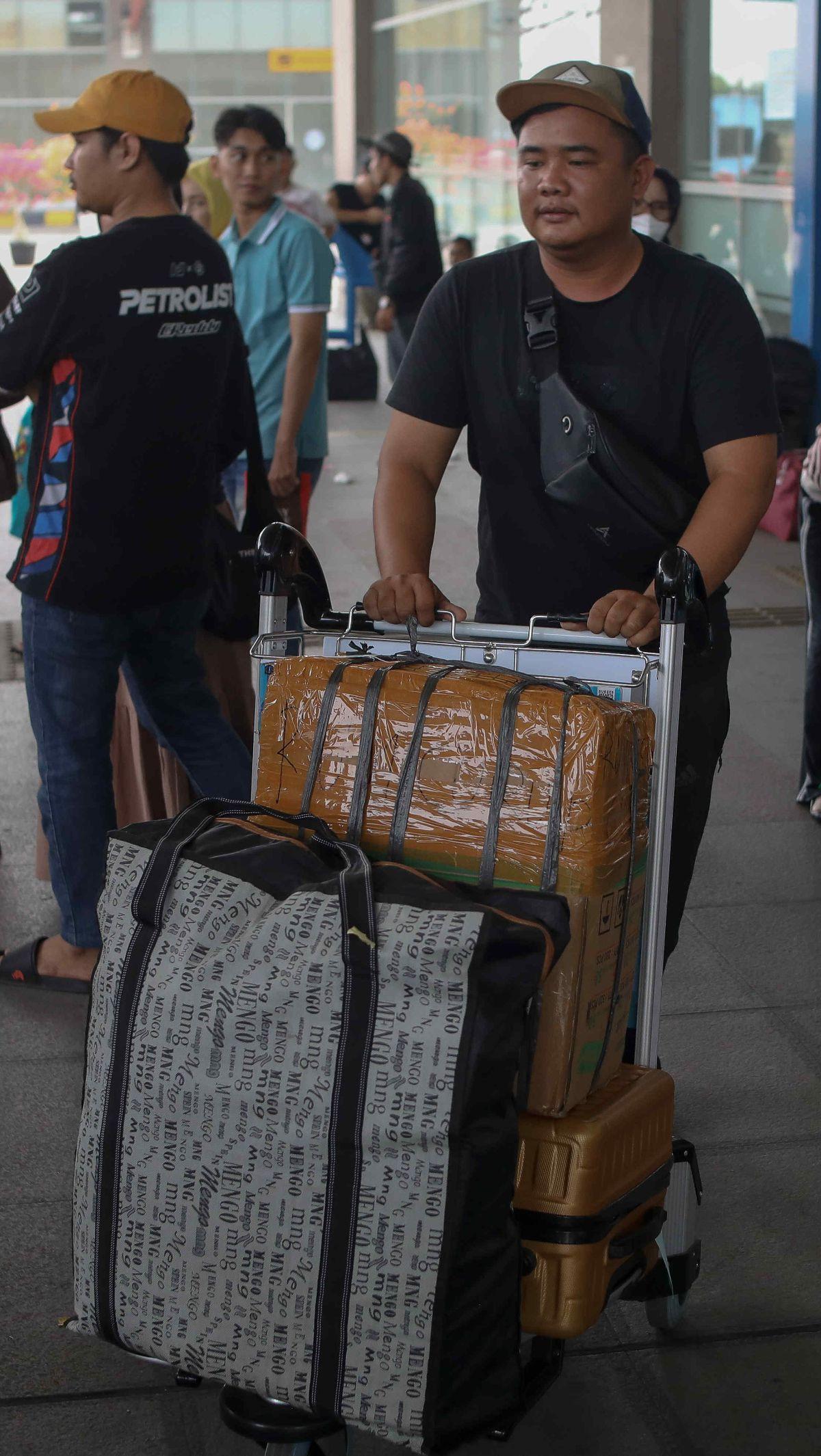 Ribuan penumpang terpantau memadati Terminal Pulo Gebang, pada Kamis (23/5). Mereka terlihat membawa banyak barang bawaan.&nbsp;Foto: Liputan6.com/Herman Zakharia