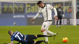 Gelandang  Inter Milan, Marcelo Brozovic berusaha merebut bola dari pemain Spezia, Rey Manaj pada pertandingan lanjutan Liga Serie A Italia di Stadion San Siro, di Milan, Italia, Kamis (2/12/2021). Inter Milan menang atas Spezia 2-0. (AP Photo/Luca Bruno)