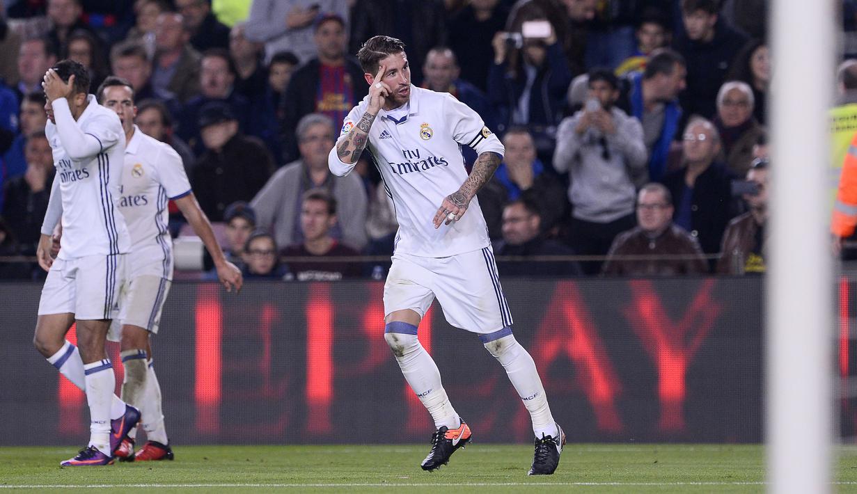 Sergio Ramos memberikan salam hormat spesial untuk fans usai mencetak gol ke gawang Barcelona pada laga El Clasico di Camp Nou Stadium, Barcelona, (03/12/2016), Barcelona bermain imbang 1-1. (AFP/Josep Lago)
