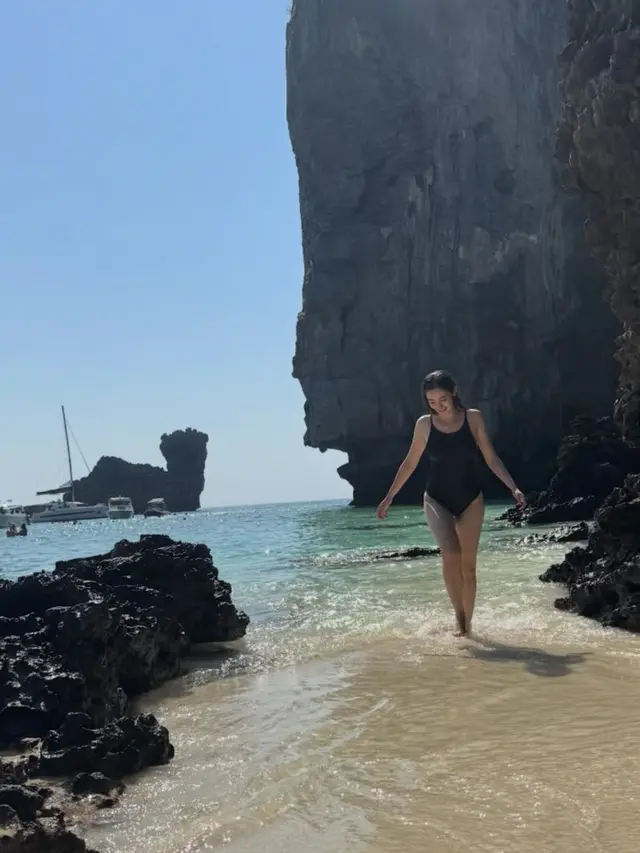 Ranty Maria saat Honeymoon ke Thailand pakai bikini. [@raynwijaya26]