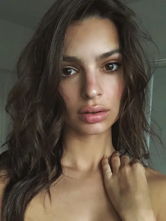 Sepertinya 80% foto di Instagam Emily Ratajkowski itu menunjukkan keseksiannya deh. (instagram/emrata)