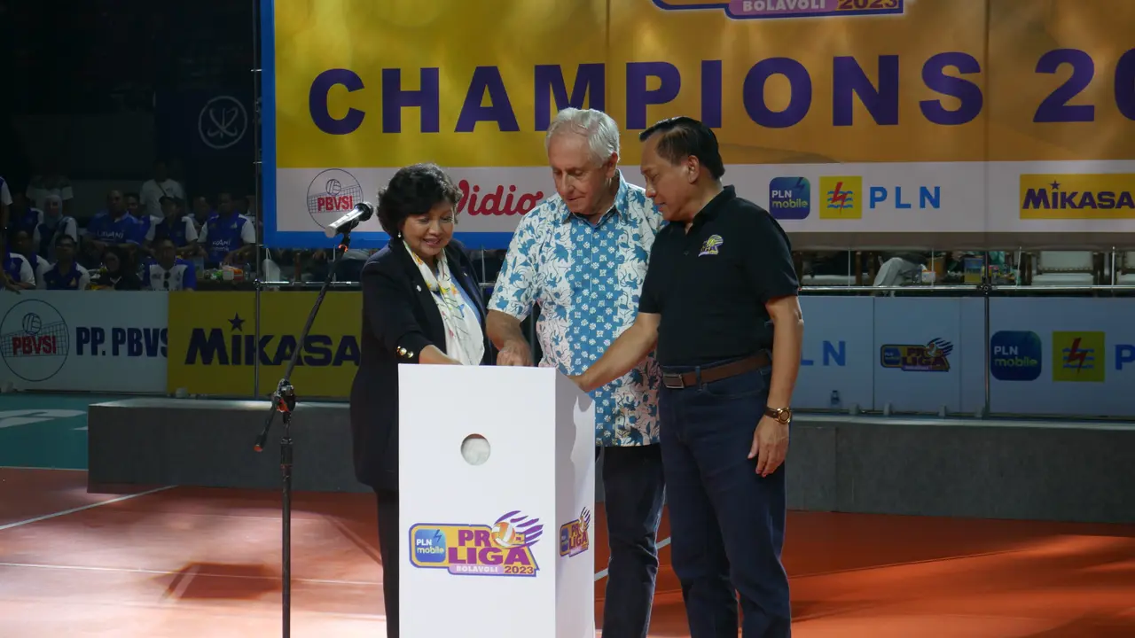 Presiden FIVB bersama Ketua Umum PBVSI resmi menutup PLN Mobile Proliga 2023