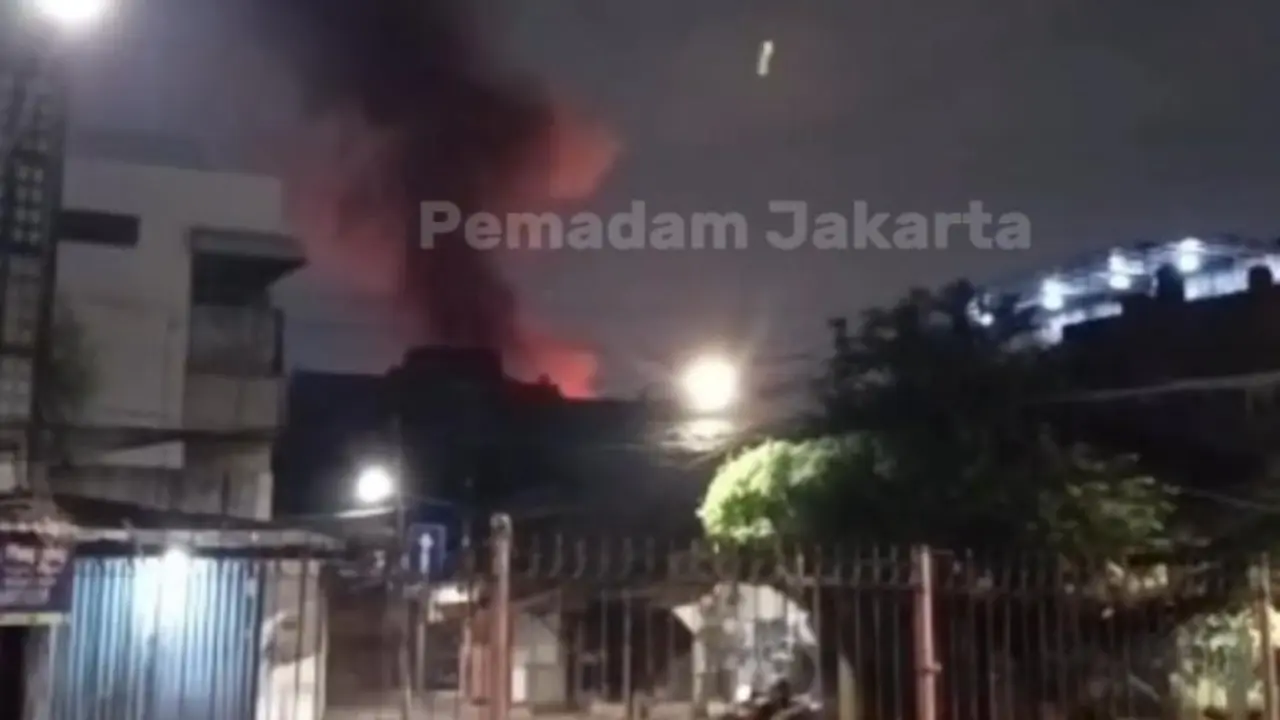 Kebakaran tengah melanda sebuah rumah tinggal di Jalan Pasar Senen Dalam VI, RT 014/RW 04, Kelurahan Senen, Jakarta Pusat, pada Senin (15/9/2025) dini hari.