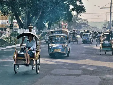 Suasana bemo dan becak yang melintas di Jl. Merdeka Selatan. (Source: Pinterest via Instagram/@perfectlifeid)