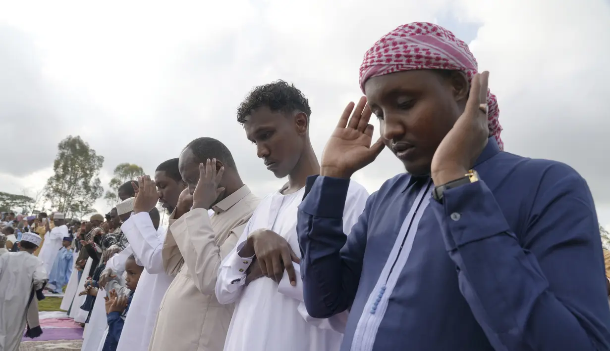 Umat Islam Kenya Sholat  Idul Fitri di lapangan terbuka di Nairobi, Kenya, Jumat, 21 April 2023. (AP Photo/Sayyid Abdul Azim)
