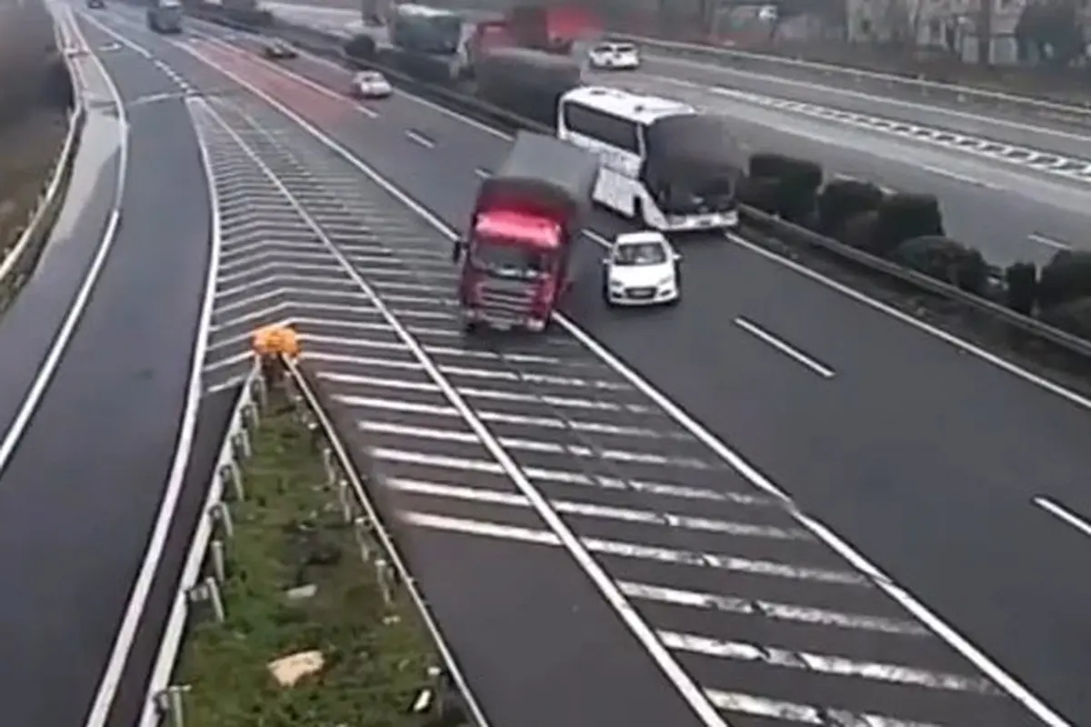 Sebuah video yang dibagikan akun Instagram @dramaojol.id memperlihatkan sebuah mobil sedan menjadi penyebab kecelakaan dua truk di jalan bebas hambatan.