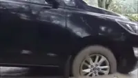 Video mobil jenis Toyota Innova berpelat merah menerobos jalan yang baru dicor viral di media sosial. (Liputan6.com/ Dok Ist)