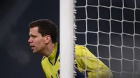 Kiper Juventus, Wojciech Szczesny bersiaga di tiang gawang dalam laga lanjutan Liga Italia Serie A 2020/21 pekan ke-17 melawan Sassuolo di Juventus Stadium, Minggu (10/1/2021). Juventus menang 3-1 atas Sassuolo. (AFP/Marco Bertorello)