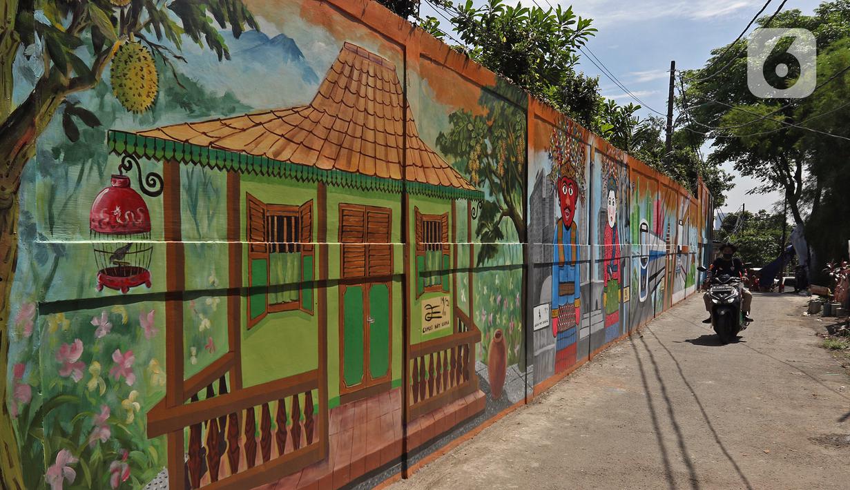 Pengendara sepeda motor melintas di depan mural Kota Jakarta, Tanah Kusir, Kebayoran Lama, Jakarta, Jumat (26/11/2021). Mural tersebut bertujuan sebagai media edukasi masyarakat serta menghias jalan tersebut. (Liputan6.com/Herman Zakharia)