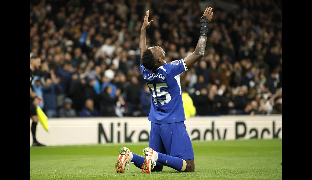 Selebrasi striker Chelsea, Nicolas Jackson setelah mencetak gol ketiga timnya ke gawang Tottenham Hotspur pada laga lanjutan pekan ke-11 Liga Inggris 2023/2024 di Tottenham Hotspur Stadium, London, Selasa (7/11/2023) dini hari WIB. (AP Photo/David Cliff)