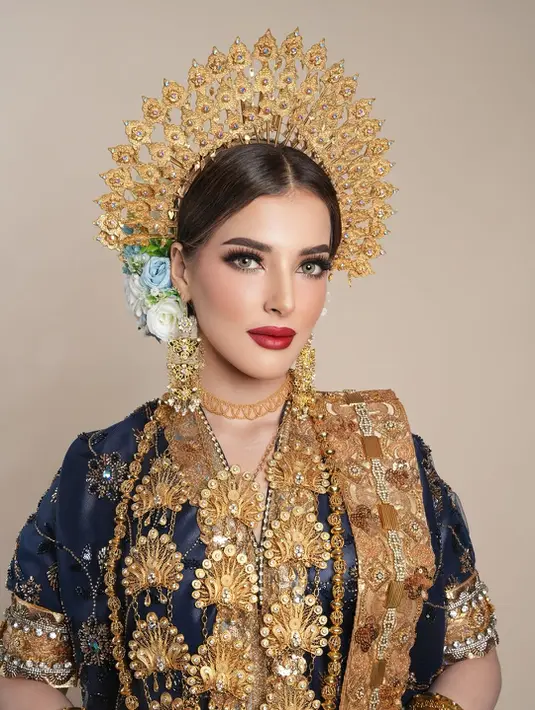 Alisnya dibentuk presisi, seimbang dengan bibir merah klasik yang menjadi statement look. Lipstik bold merah satin ini sukses mempertegas aura pengantin Minang yang glamor.