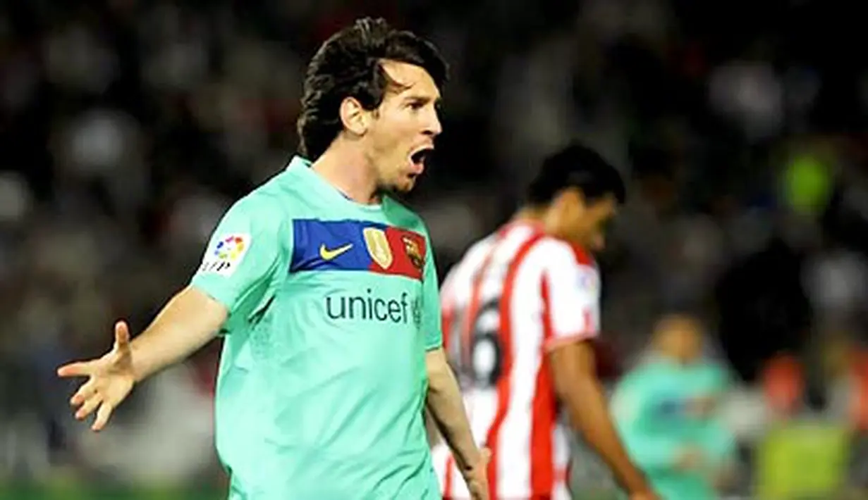 Striker bntang Barcelona Lionel Messi menciptakan hat-trick ke gawang Almeria yang dilumat 8-0 pada partai La Liga di Estadio del Mediterraneo, 20 November 2010. AFP PHOTO/JORGE GUERRERO