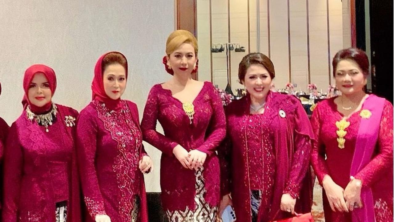 Potret Cantik Heni Tania Istri Kombes Polisi Kenakan Kebaya Warna Merah Maroon, Disebut Bak Barbie Hidup