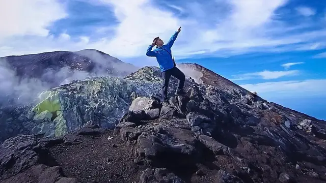 Seorang pendaki saat berada di Gunung Slamet, Jawa Tengah