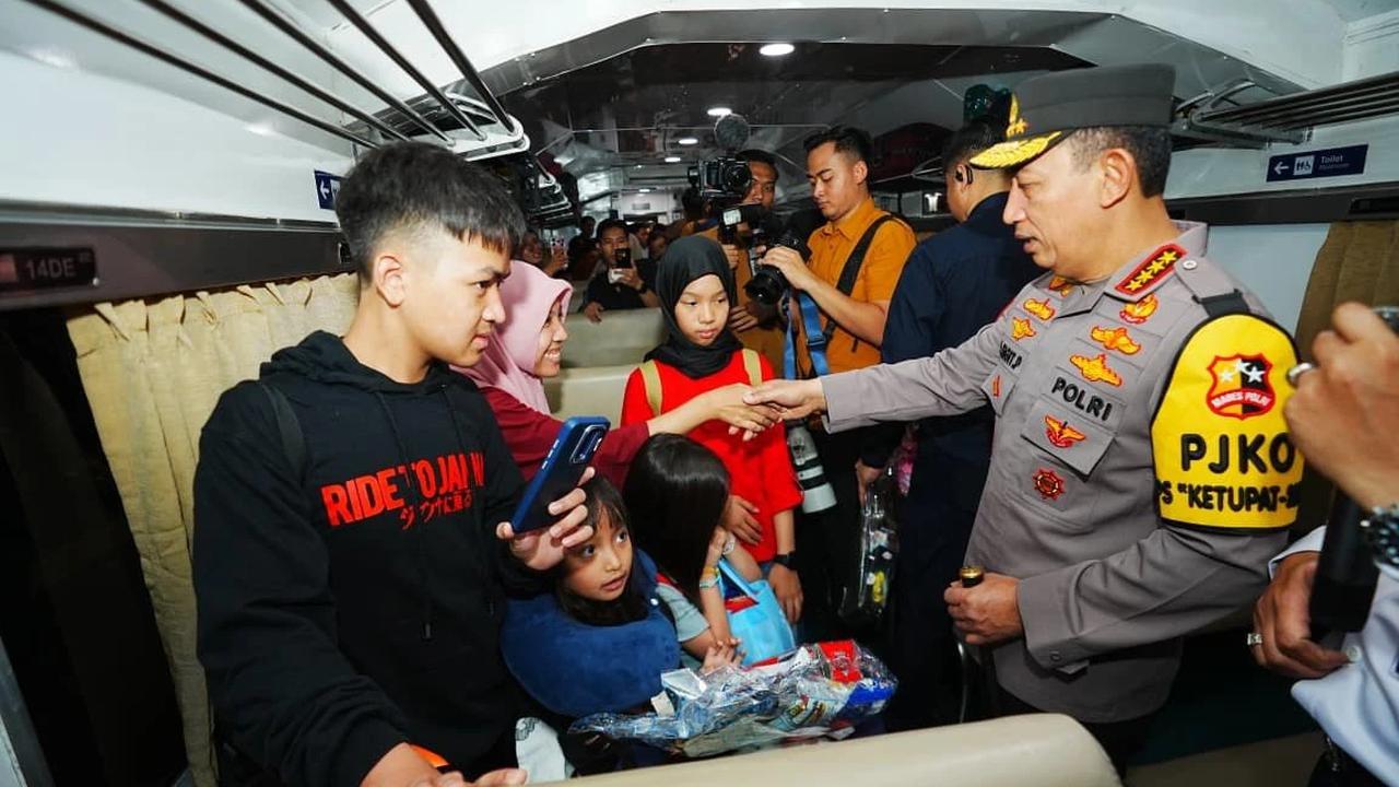 FOTO: Kapolri Tinjau Langsung Kesiapan Transportasi Jelang Puncak Mudik di Surabaya