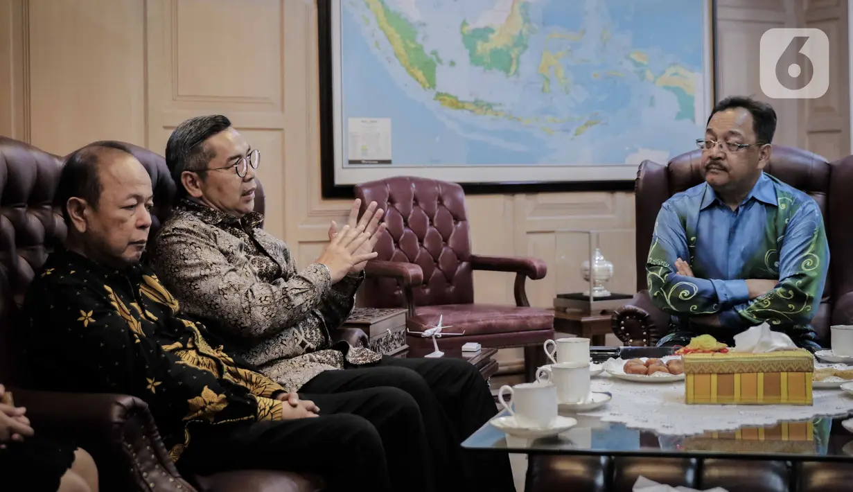 Corporate Secretary SCM, Gilang Iskandar (tengah) dan Pemimpin Redaksi SCTV, Mohamad Teguh (kiri) saat bertemu dengan Dubes Malaysia untuk Indonesia, Zainal Abidin di Kedubes Malaysia, Jakarta, Rabu (22/1/2020). Pertemuan tersebut membahas kerja sama di sektor media. (Liputan6.com/Faizal Fanani)
