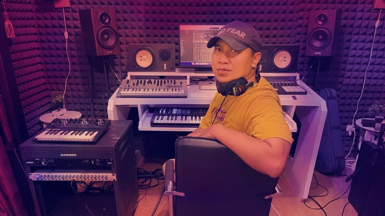 Oghie merilis mini album pertama yang berjudul Refrain. (Istimewa)