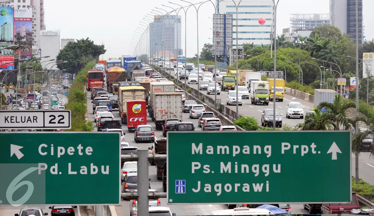 Kepadatan kendaraan di ruas tol dalam kota menuju tol Jagorawi dan Cikampek padat merayap, Jakarta, Kamis (24/12). Jelang malam Natal dan Tahun Baru masyarakat memanfaatkan dan merayakannya di kampung halaman. (Liputan6.com/Helmi Afandi)