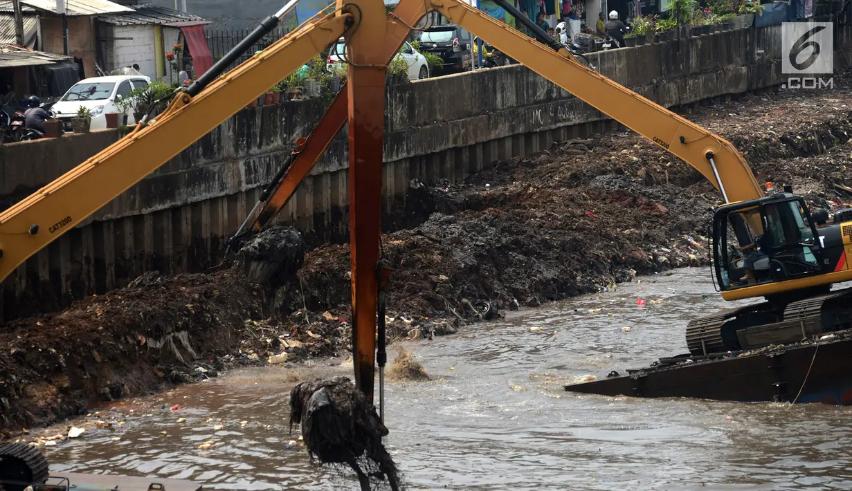 Alat berat mengeruk endapan material lumpur dari Kanal Banjir Barat di Kawasan Roxy, Jakarta, Sabtu (21/4). Selain mencegah pendangkalan, pengerukan juga dilakukan untuk mengantisipasi banjir. (Merdeka.com/Imam Buhori)
