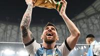 Kapten dan penyerang Argentina Lionel Messi mengangkat Trofi Piala Dunia 2022 usai mengalahkan Prancis lewat adu penalti pada babak final di Stadion Lusail, Qatar, Minggu (18/12). La Pulga sudah merebut semua gelar bergengsi yang ada di dunia sepak bola. (Instagram/leomessi)