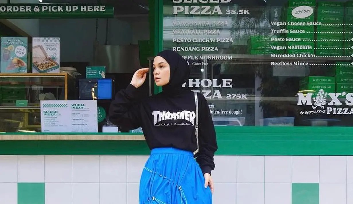 Selain warna fuschia, busana warna electric blue juga mengalami peningkatan pencarian hingga 140 persen berdasarkan data Pinterest. Sebagai inspirasi, bisa tiru gaya Tantri Namirah dengan electric blue skirt satu ini. (Instagram/tantrinamirah).