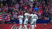 Pemain Real Madrid, Rodrygo disambut rekan-rekannya untuk merayakan gol yang ia cetak ke gawang Atletico Madrid, Senin (19/9/2022) dini hari WIB. (AP Photo/Manu Fernandez)