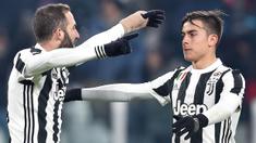 Striker Juventus, Gonzalo Higuain dan Paulo Dybala, melakukan selebrasi usai mencetak gol ke gawang Genoa pada laga Coppa Italia di Stadion Allianz, Turin, Kamis (21/12/2017). Juventus menang 2-0 atas Genoa. (AP/Alessandro di Marco)